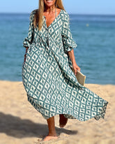 V-ringad klänning med fyrkantigt tryck